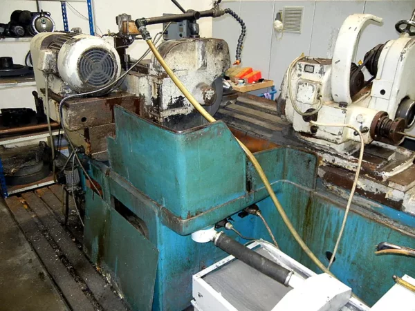 Außenrundschleifmaschine SCHAUDT AR 1.500 – Schleiftisch