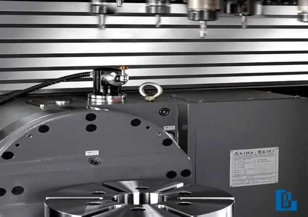 Neues CNC Bearbeitungszentrum (4+1): AKIRA SEIKI RMV250RT – Maschinenbett