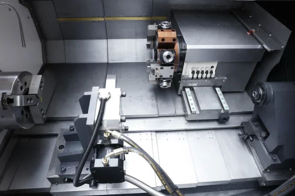 CNC Drehmaschine Schrägbett Z-MaT STAR TN – Arbeitsraum mit BMT-Revolver und Reitstock