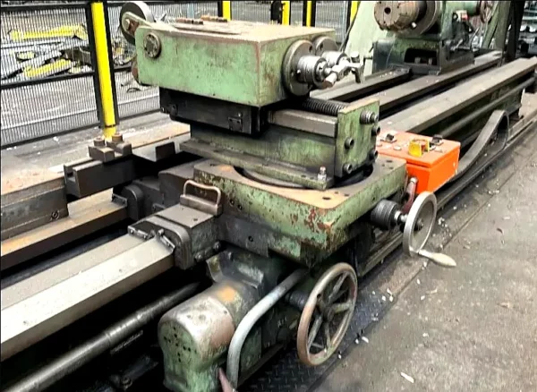 gebrauchte Drehbank WOHLENBERG E 1000 B (620x13000) – Seitenansicht