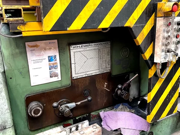 gebrauchte Drehbank WOHLENBERG E 1000 B (620x13000) – Werkzeugrevolver