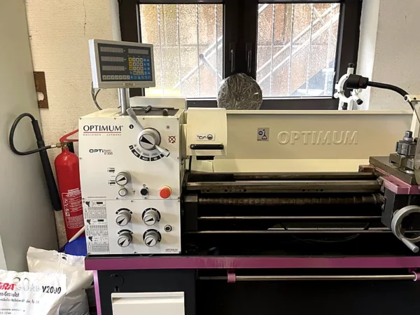 Konventionelle Drehbank Optiturn D330x1000 – Rueckansicht
