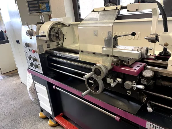 Konventionelle Drehbank Optiturn D330x1000 – Werkzeugrevolver