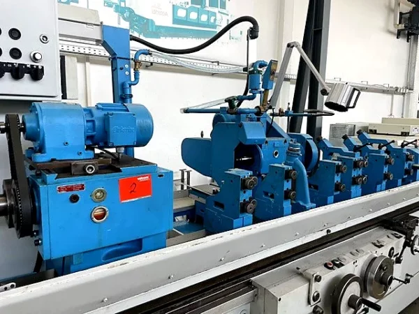 Überholte Rundschleifmaschine KARSTENS KC-AU 2000 – Rueckansicht