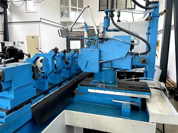 Überholte Rundschleifmaschine KARSTENS KC-AU 2000 – Seitenansicht