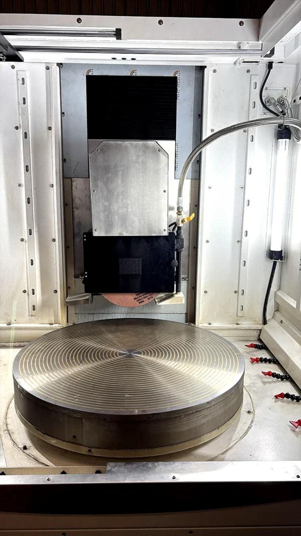 COSMOS RSG 10 – Innenansicht mit Magnetspannplatte (Ø 1000 mm) und Schleifscheibe