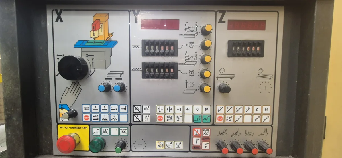 Steuerungspanel einer ELB Flachschleifmaschine — Service und Diagnose