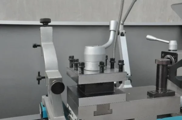 kraft-dlz-400-leit-zugspindeldrehmaschine-Lünette und Revovler